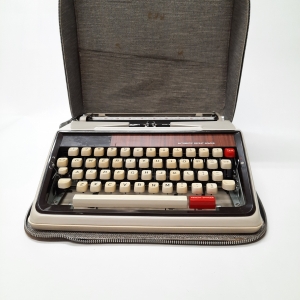 Machine à écrire avec étui